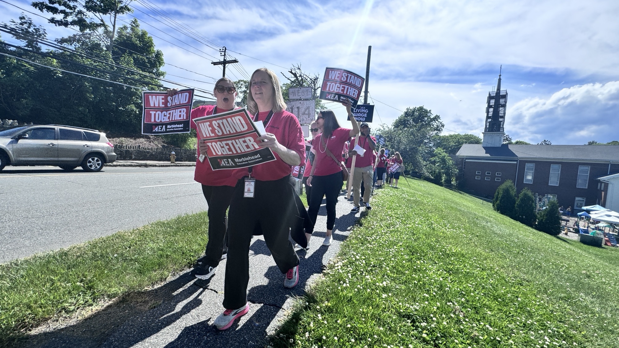 Marblehead teachers rally for better contract; negotiations will